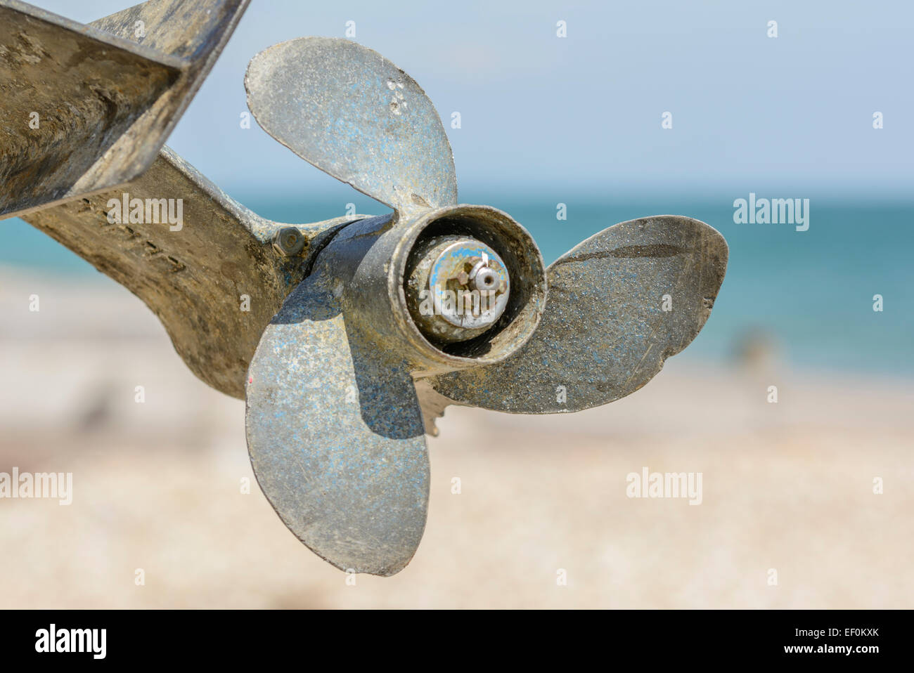 D'une hélice moteur hors-bord de bateaux alors que hors de l'eau par la mer. Banque D'Images