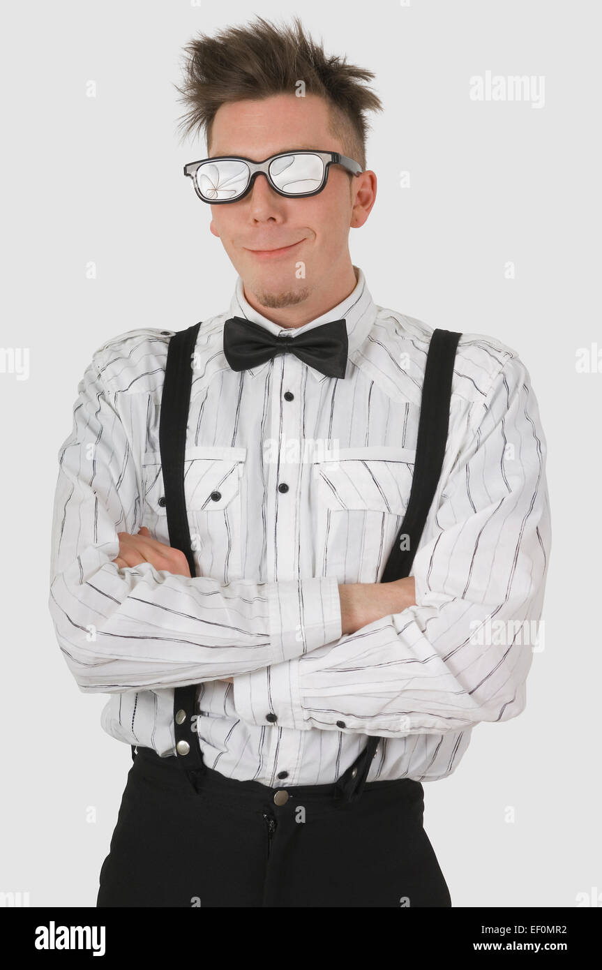 L'homme portant des lunettes de bretelles et bowtie Banque D'Images