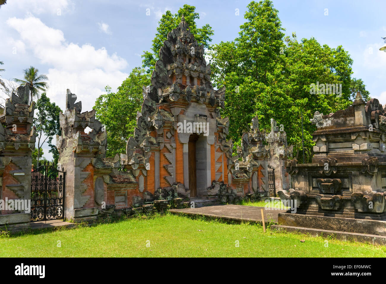 L'entrée d'un temple à Ubud, Bali, Indonésie. Banque D'Images