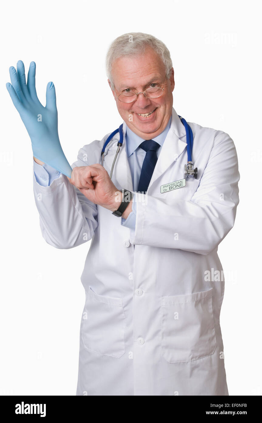 Doctor putting sur gants en latex bleu Banque D'Images