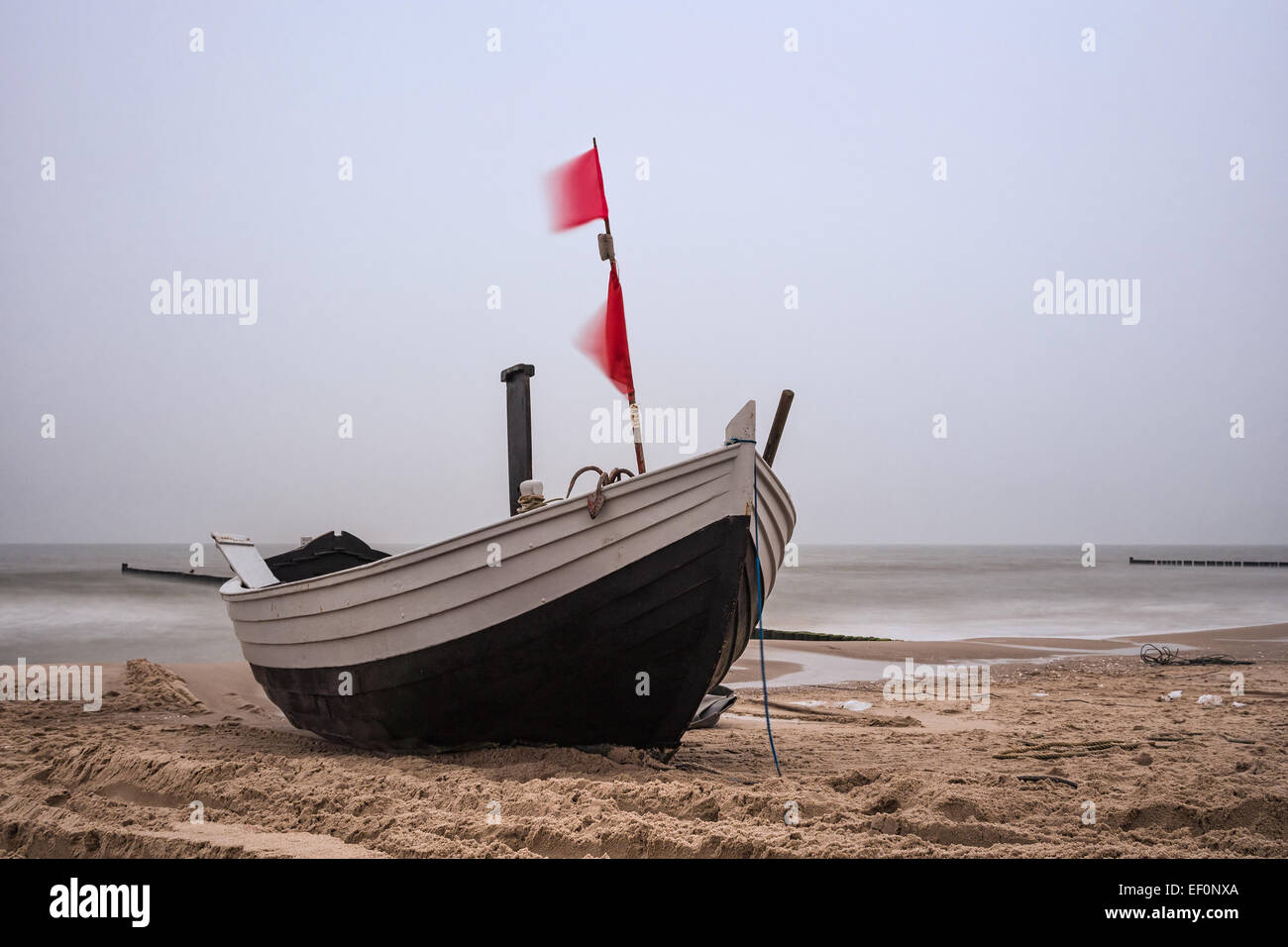 Un bateau de pêche sur les rives de la mer Baltique. Banque D'Images