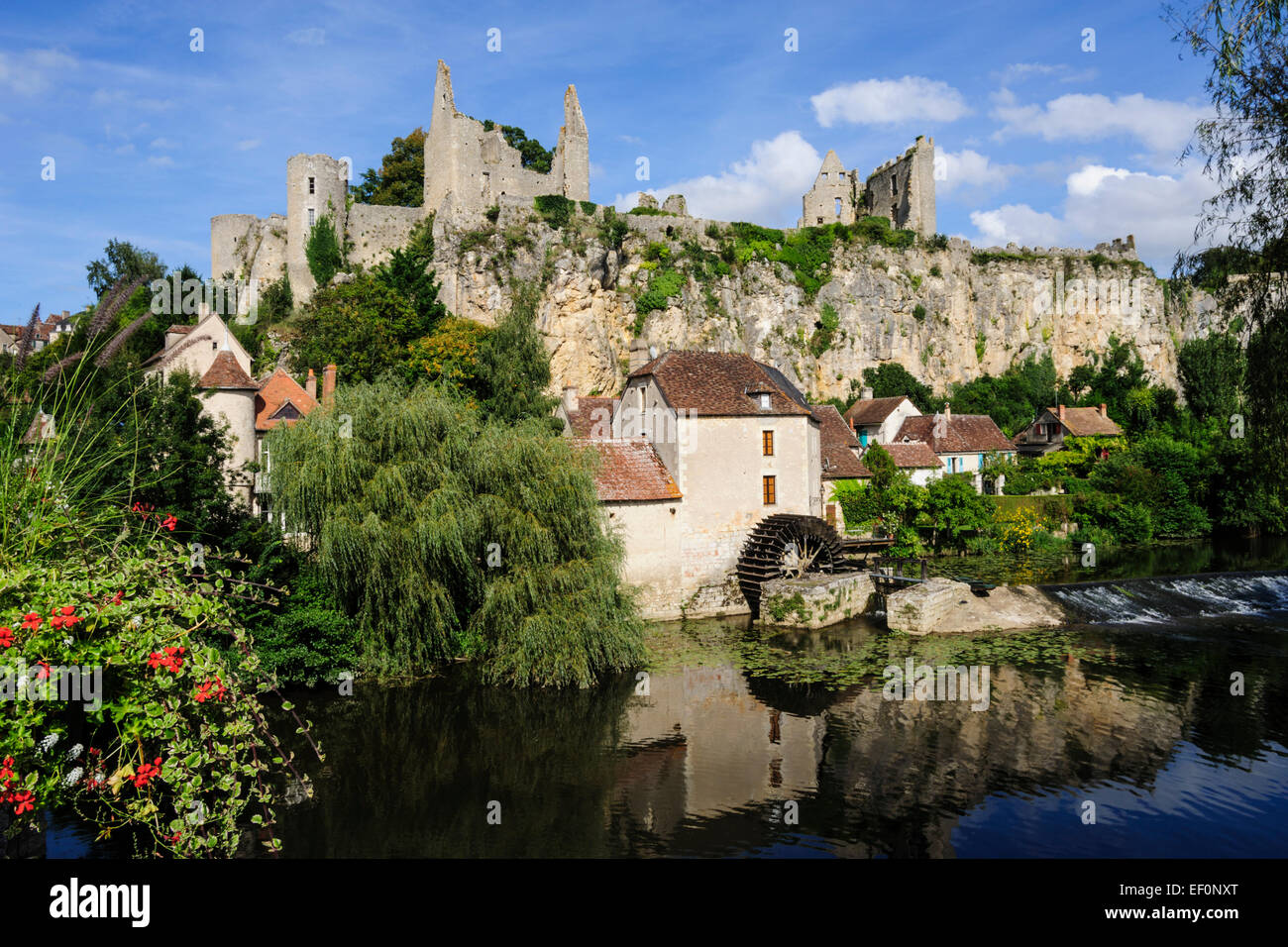 France, Poitou, Vienne, les Angles-sur-l'Anglin, la forteresse et l'ancien moulin à eau sur la rivière Anglin Banque D'Images France, Poitou, Vienne, les Angles-sur-l'Anglin, la forteresse et l'ancien moulin à eau sur la rivière Anglin Banque D'Images