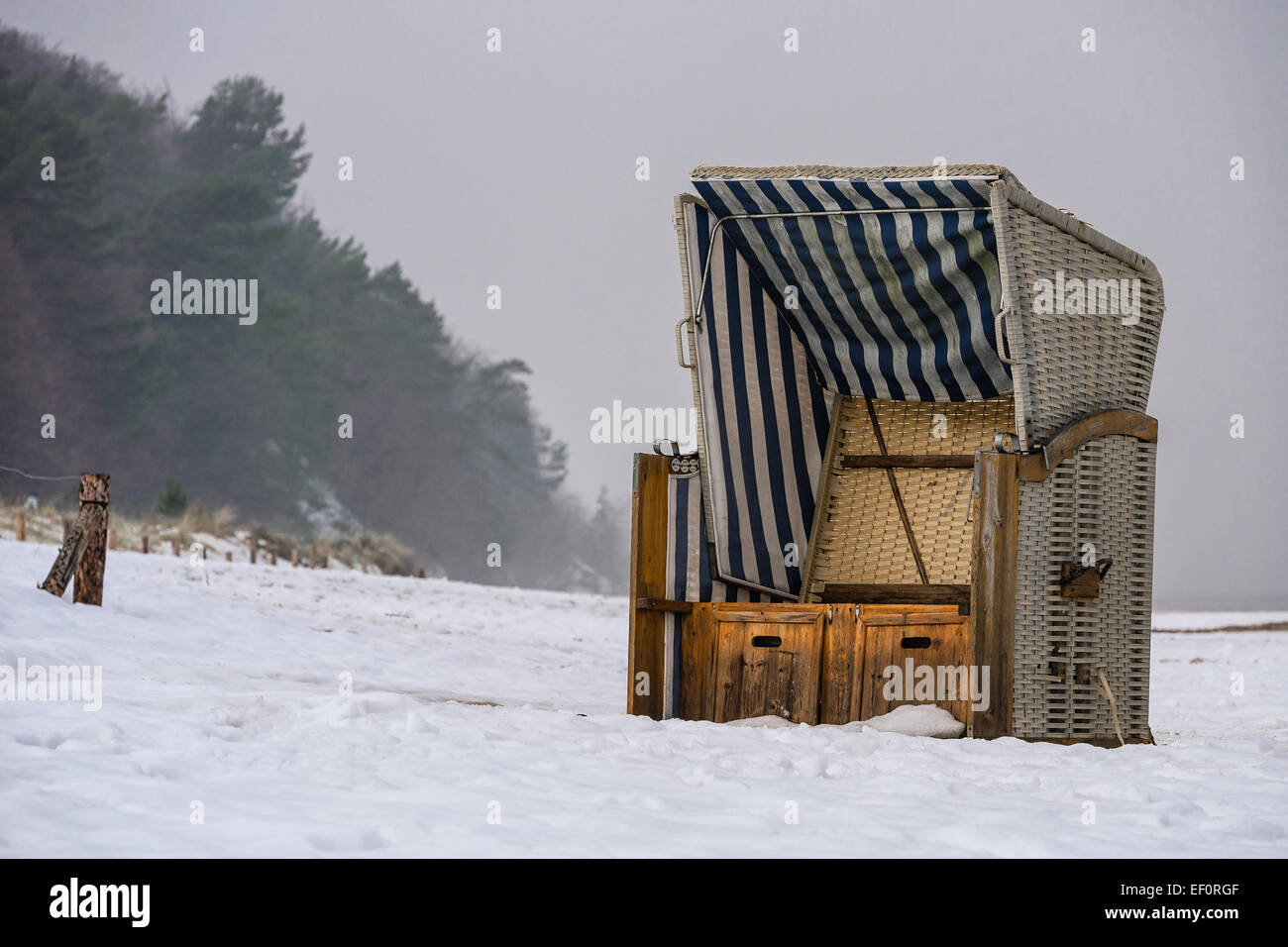 Chaise de plage sur les rives de la mer Baltique. Banque D'Images