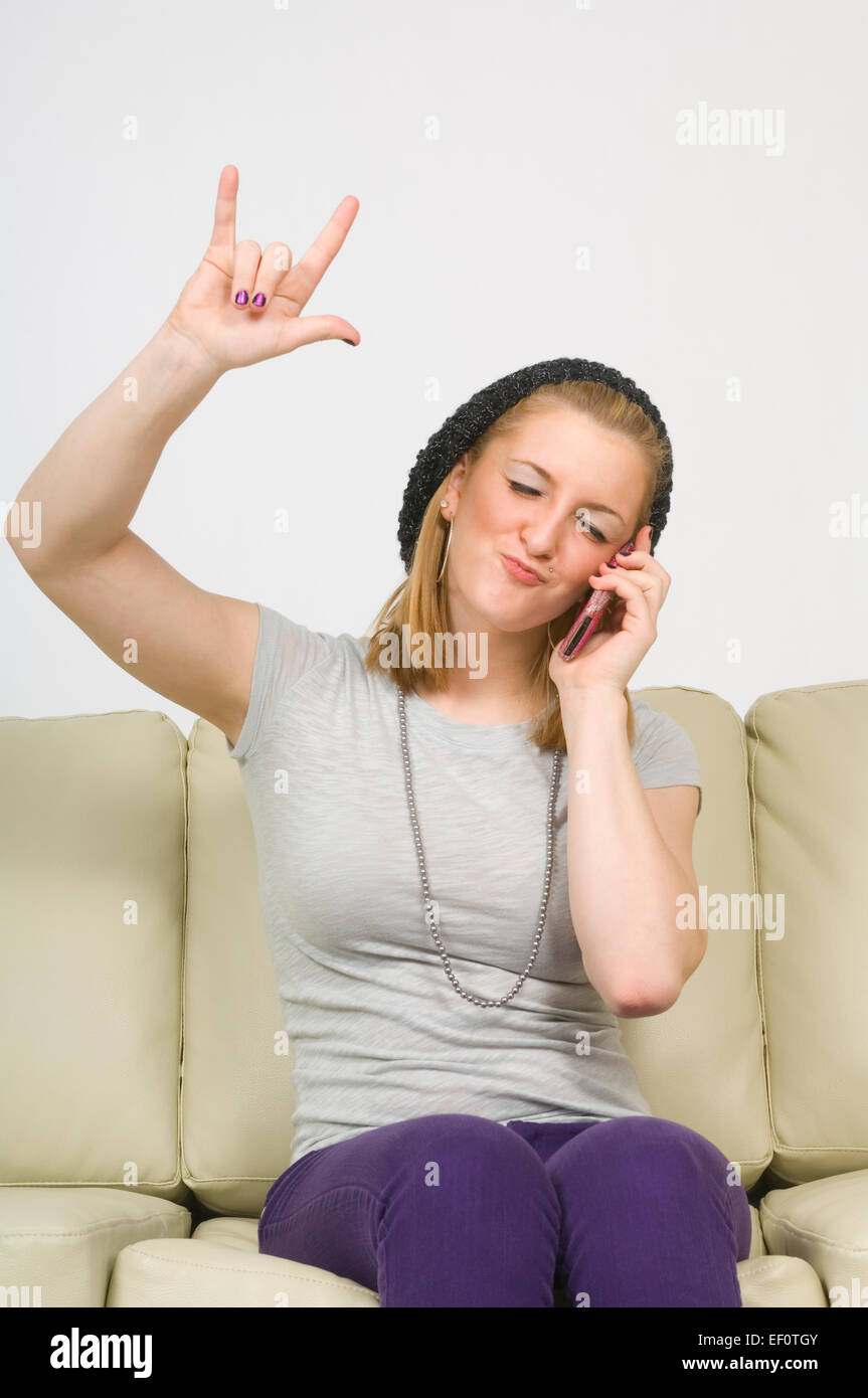 Woman talking on cell phone Banque D'Images