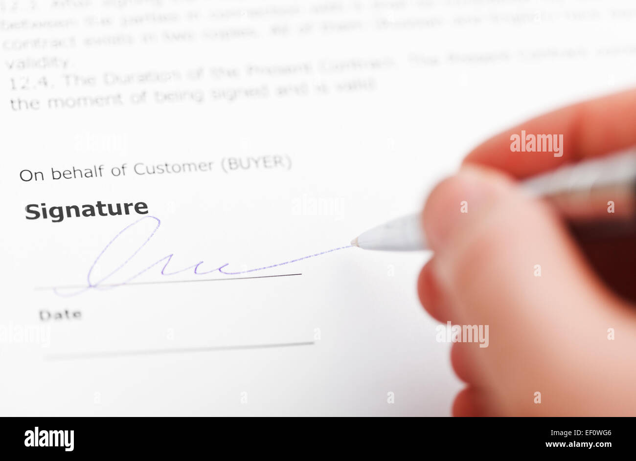 Signature du contrat de vente client par silver pen close up Photo ...