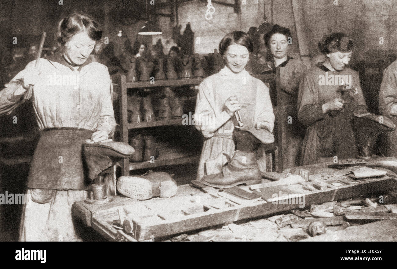 Les femmes ont pris plus de nombreux emplois d'hommes pendant la Première Guerre mondiale, ce qui laisse les hommes libres de se battre. Vu ici women making army boots talon portable par bâtiment ou re-soling. Banque D'Images