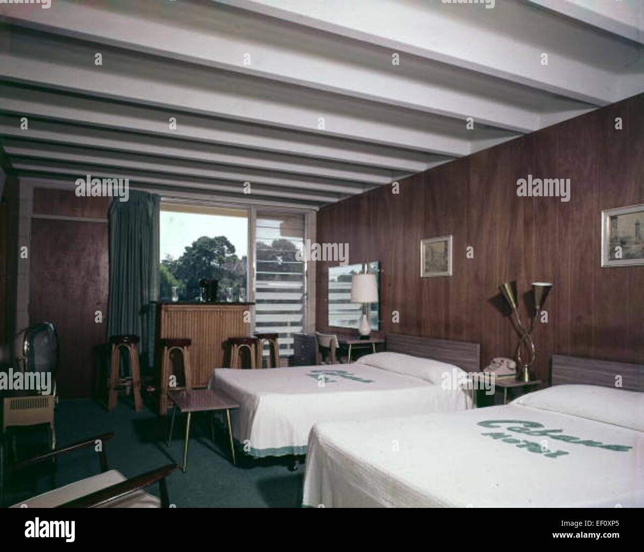 L'intérieur d'une chambre du Cabana Motel en Floride présente un style moderne du milieu du siècle, offrant confort et simplicité dans le design. La décoration de la chambre reflète le style populaire des années 1950 et 1960 Banque D'Images