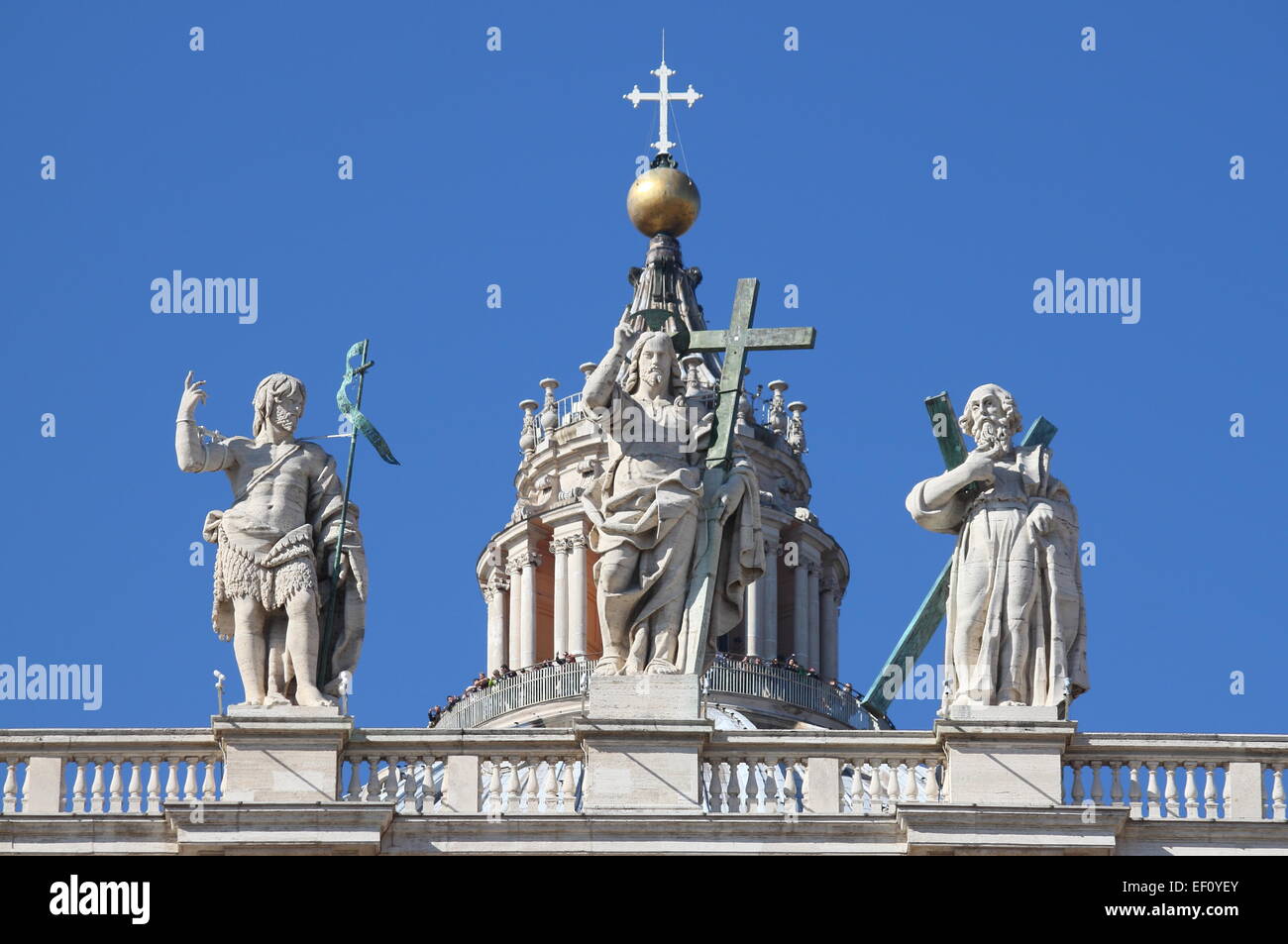 Des statues du Christ, Jean le Baptiste, et d'un apôtre sur le haut de la  Basilique Saint Pierre de façade. Rome, Italie Photo Stock - Alamy