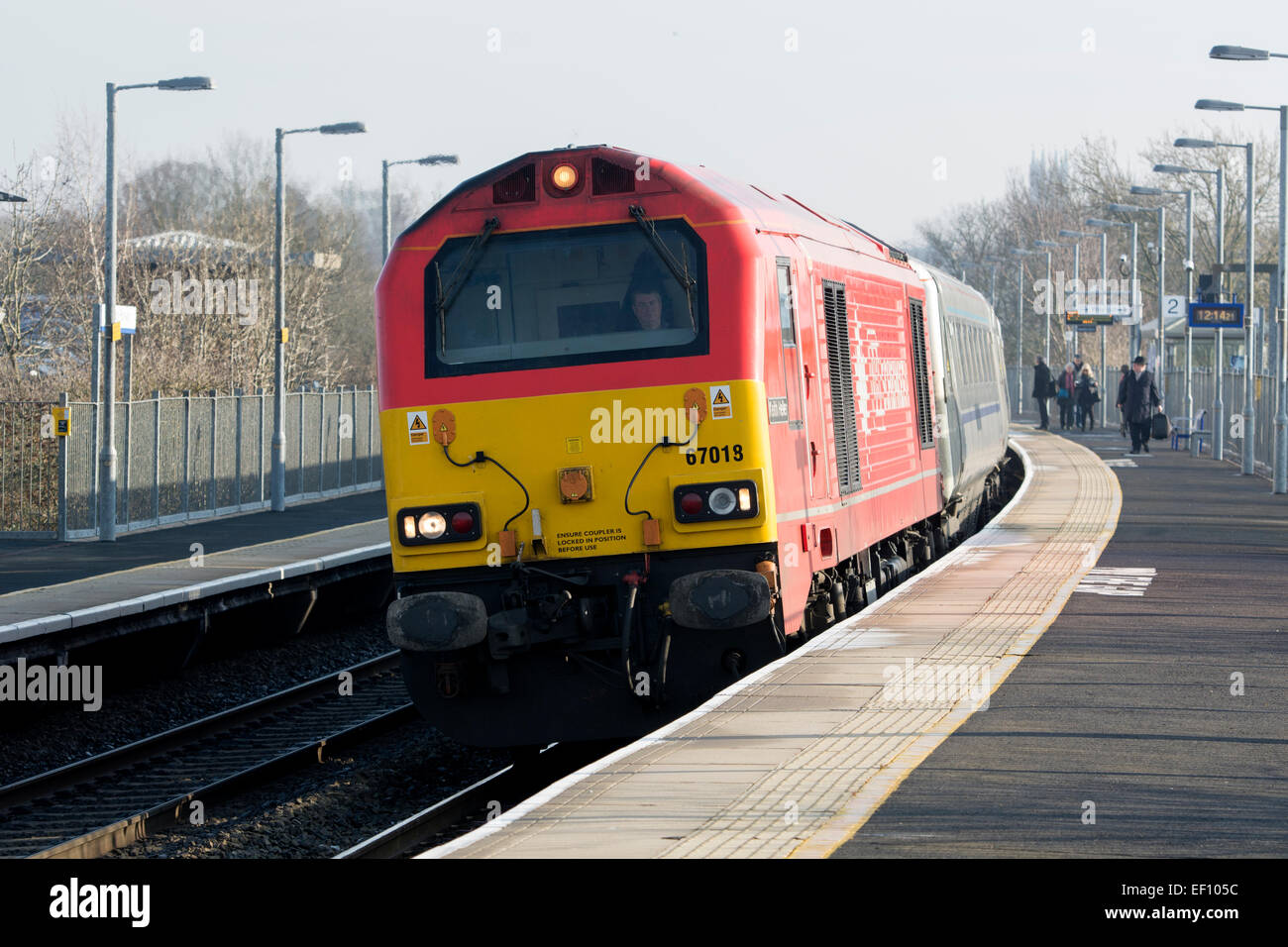 DB Schenker class 67 locomotive tirant une ligne principale Chiltern Railways station service à la Warwick Parkway, UK Banque D'Images