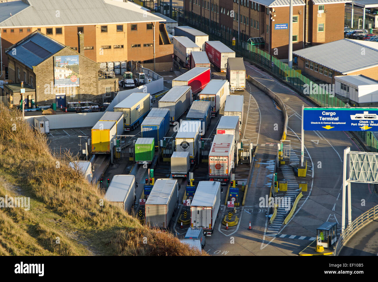 Dover Harbour de l'Est. Camions sortants passent par le pont-bascule zone avant de traversée en France. Banque D'Images