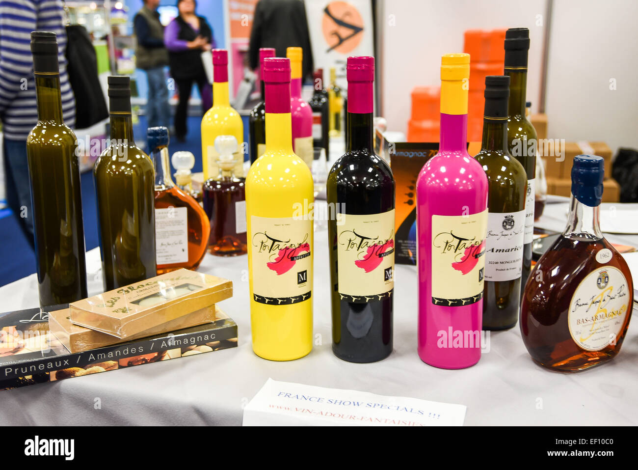 Londres, Royaume-Uni. 24 janvier, 2015. Les visiteurs assistent à la France Show 2014 à l'Olympia de Londres. Tous les types de la vie française étaient à l'affiche au France Show. Aliments et boissons diverses entreprises avaient les peuplements avec des échantillons pour les gens à essayer et acheter. La propriété des entreprises avaient des maisons à vendre. Credit : Voir Li/Alamy Live News Banque D'Images