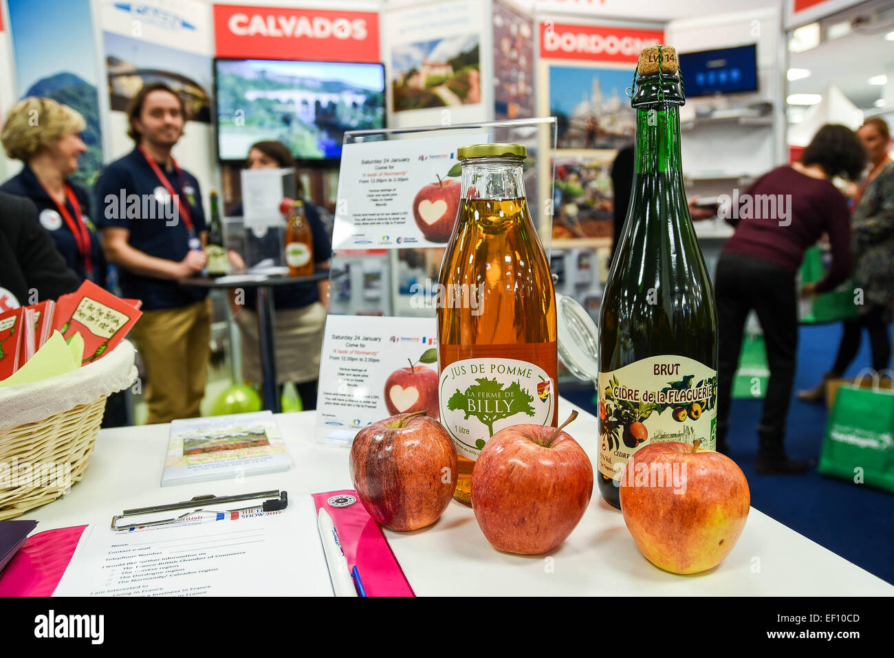 Londres, Royaume-Uni. 24 janvier, 2015. Les visiteurs assistent à la France Show 2014 à l'Olympia de Londres. Tous les types de la vie française étaient à l'affiche au France Show. Aliments et boissons diverses entreprises avaient les peuplements avec des échantillons pour les gens à essayer et acheter. La propriété des entreprises avaient des maisons à vendre. Credit : Voir Li/Alamy Live News Banque D'Images