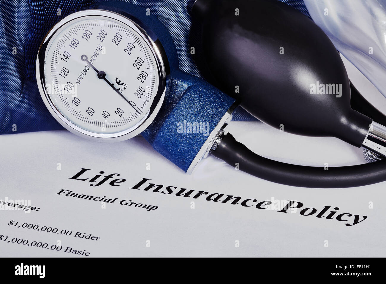 Tensiomètre médical d'urgence avec le CFCP masque ventilateur artificiel et exemples d'assurance-vie. Banque D'Images