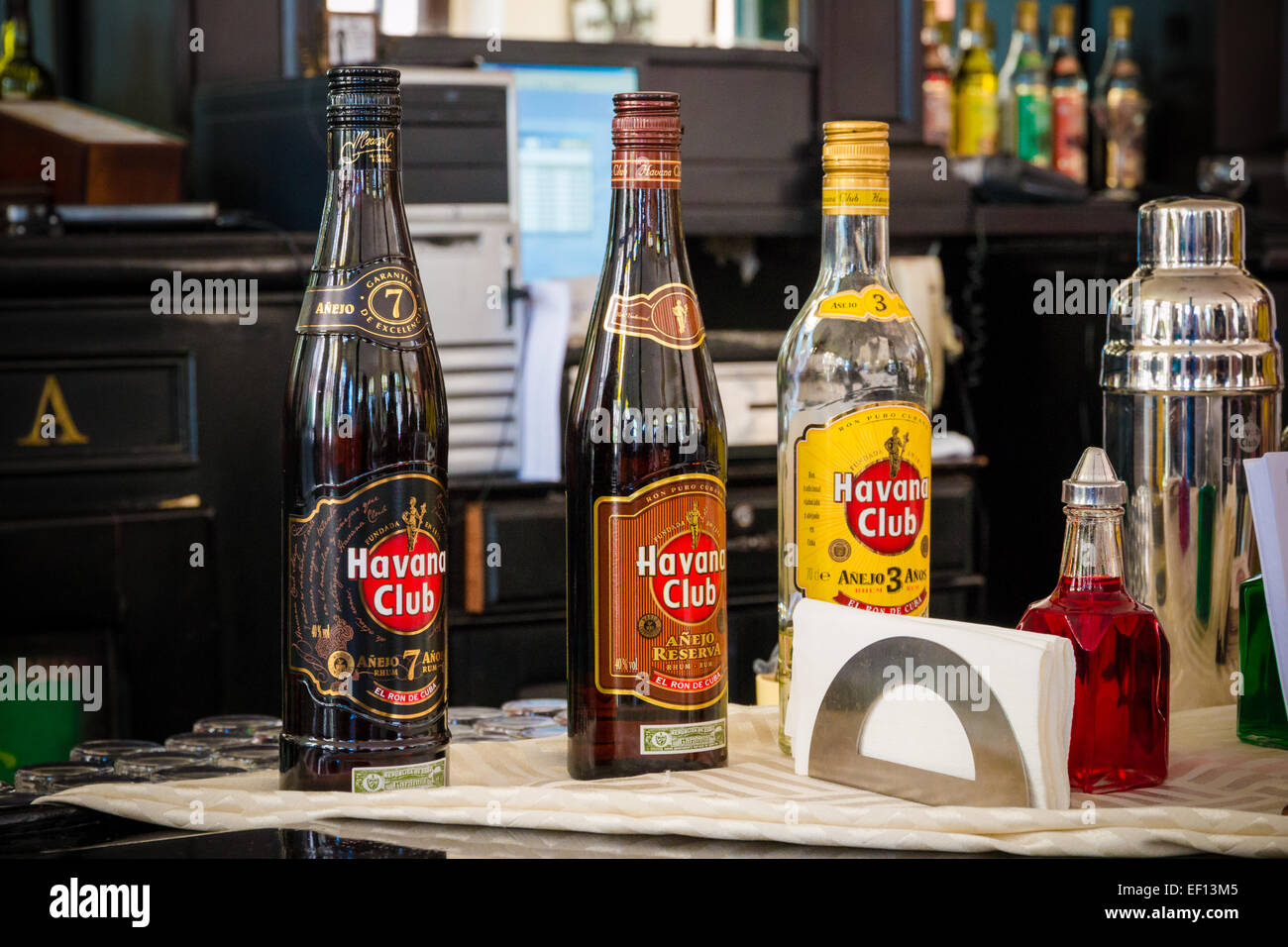 [Éditorial] n'utilisez que trois bouteilles de rhum Havana Club d'âges différents dans un bar de La Havane Banque D'Images