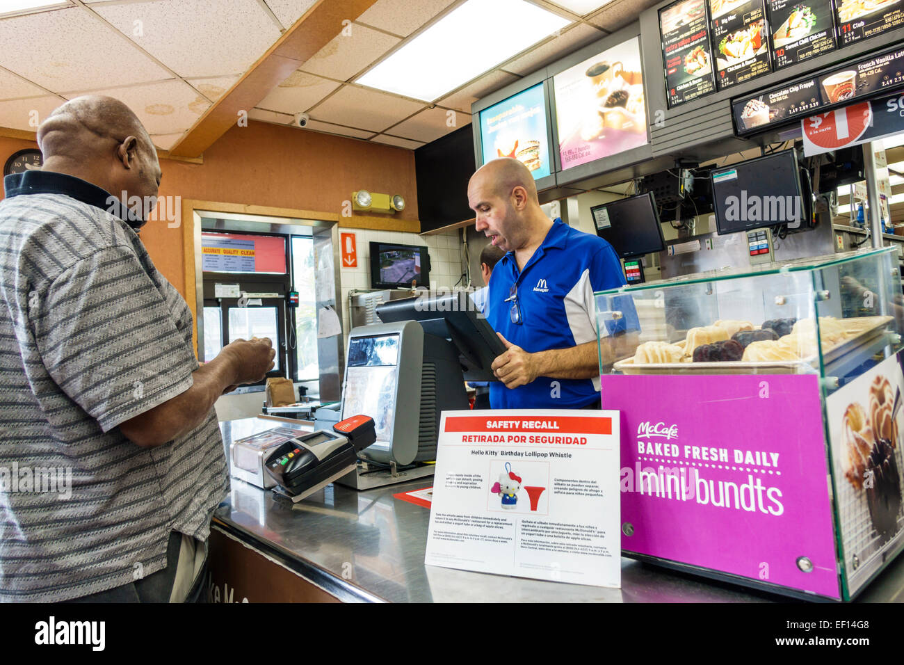 Miami Florida, McDonald's, restaurant restaurants repas manger à l'extérieur café cafés bistrot, restauration rapide, comptoir, Black Blacks Africains ethnie minori Banque D'Images