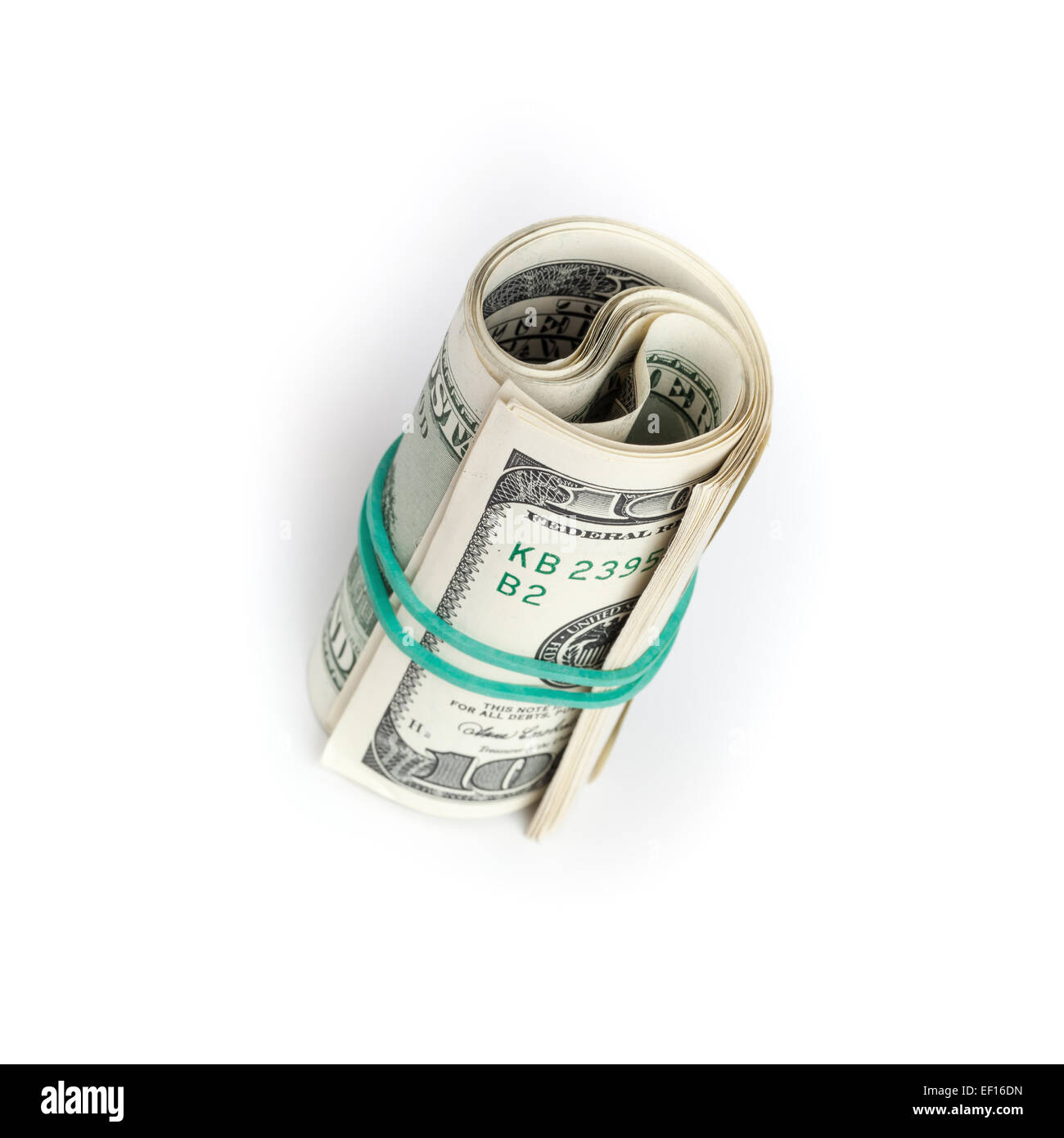 Dollars des Etats-Unis, rouleau de cent billets USD avec caoutchouc vert sur fond blanc. Selective focus Banque D'Images