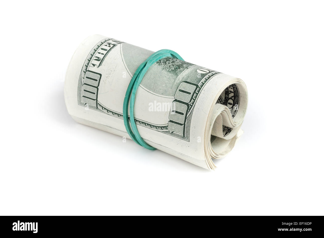 Le dollar des États-Unis. Rouleau de cent billets USD avec caoutchouc vert sur fond blanc. Selective focus Banque D'Images