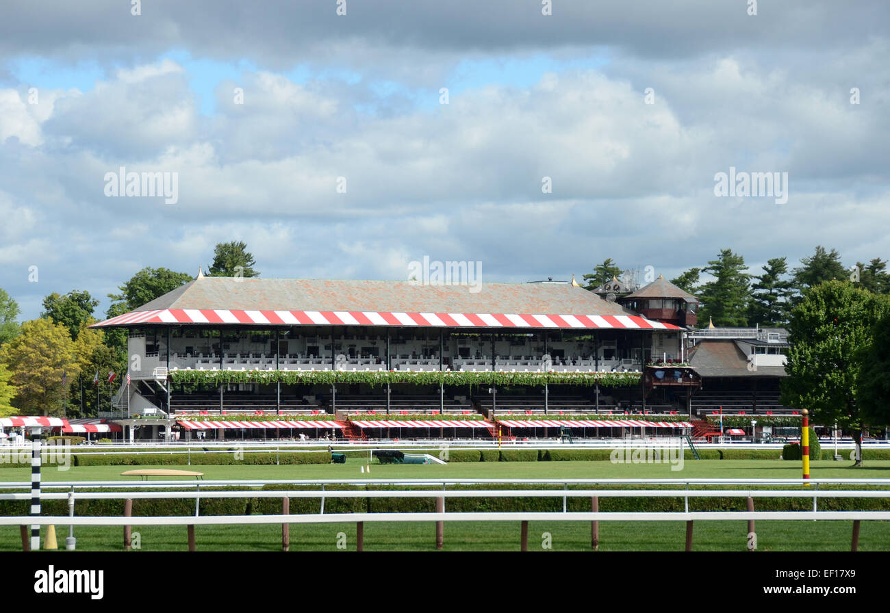 Piste de course de chevaux modernes de la préparation pour le jour de la course Banque D'Images