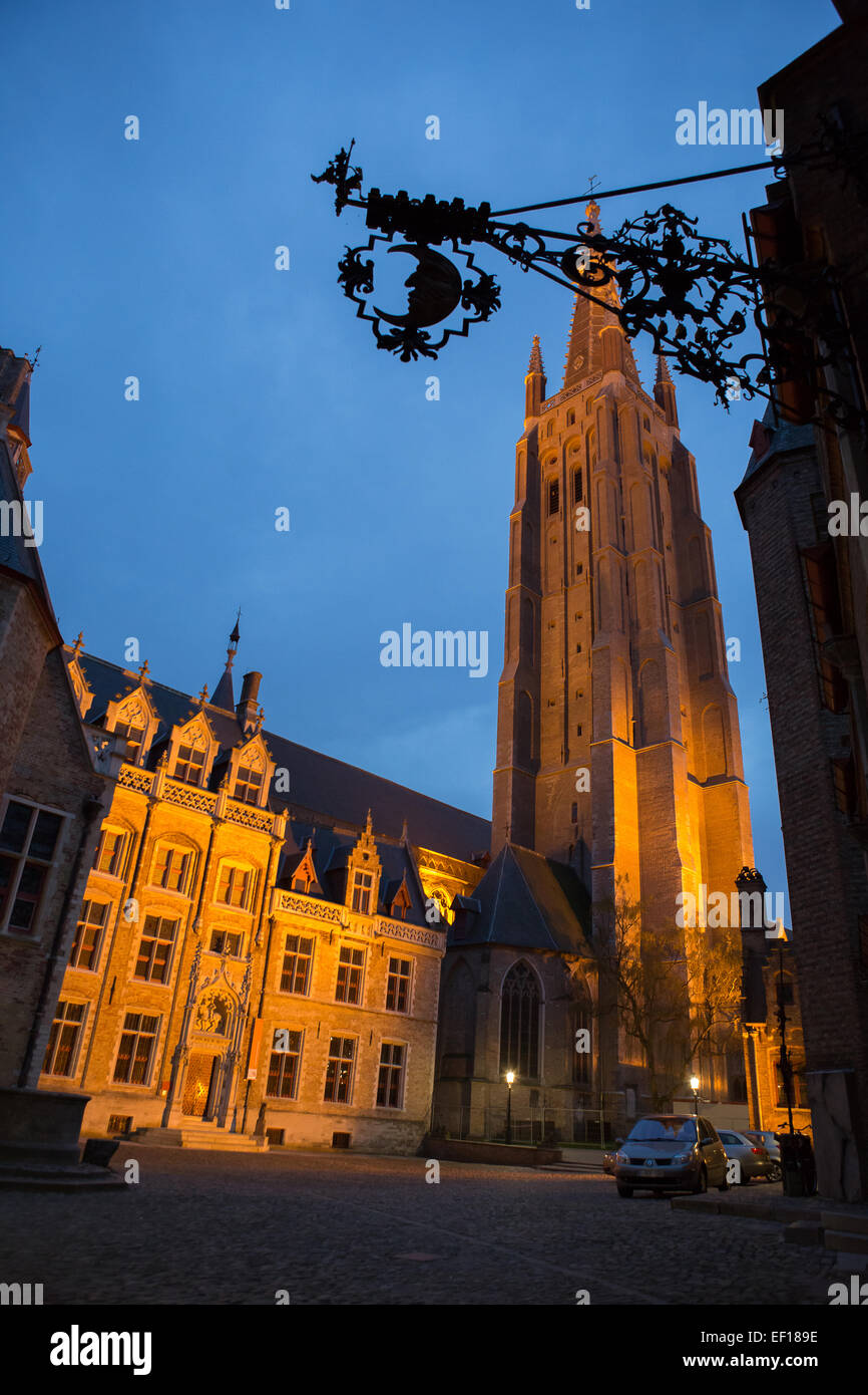 Gruuuthusemuseum et Onze Lieve Vrouwekerk (église Notre Dame) éclairés la nuit avec lune signe silhouetté, Bruges, Belgique Banque D'Images