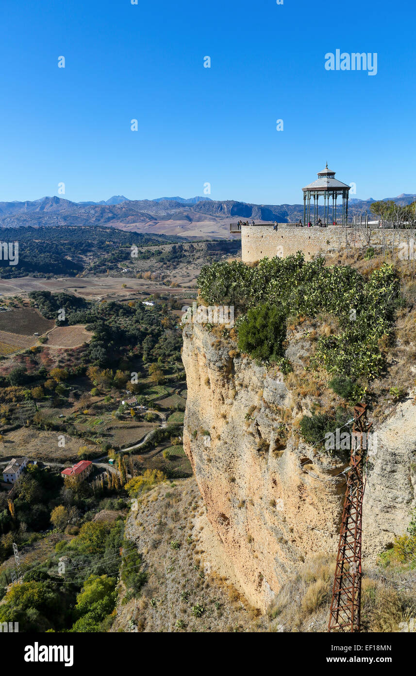 RONDA, ESPAGNE - décembre 1, 2013 : point de vue sur le canyon d'el Tajo de Ronda, province de Malaga, Andalousie, espagne. Banque D'Images