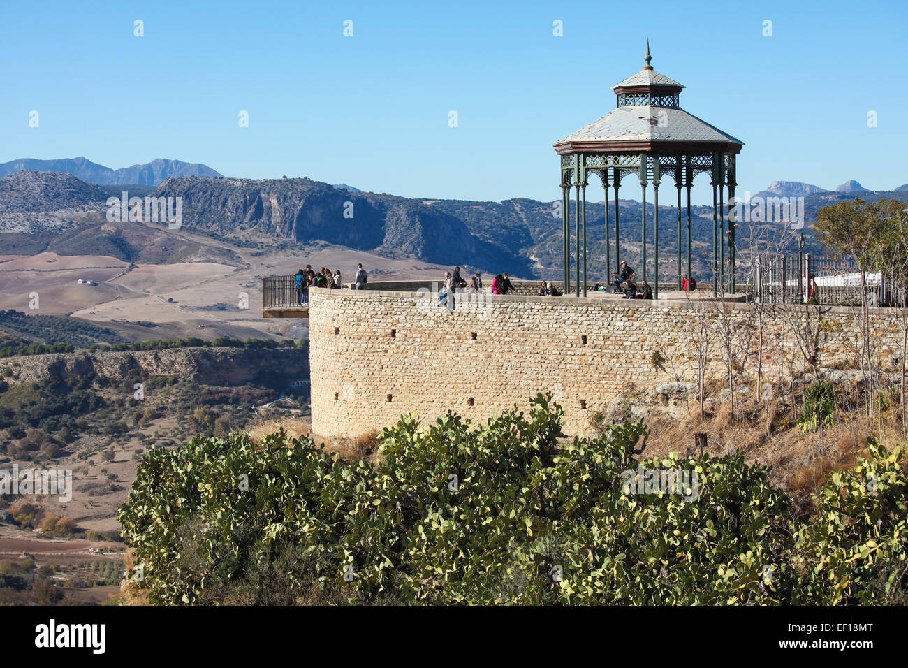 RONDA, ESPAGNE - décembre 1, 2013 : point de vue sur le canyon d'el Tajo de Ronda, province de Malaga, Andalousie, espagne. Banque D'Images
