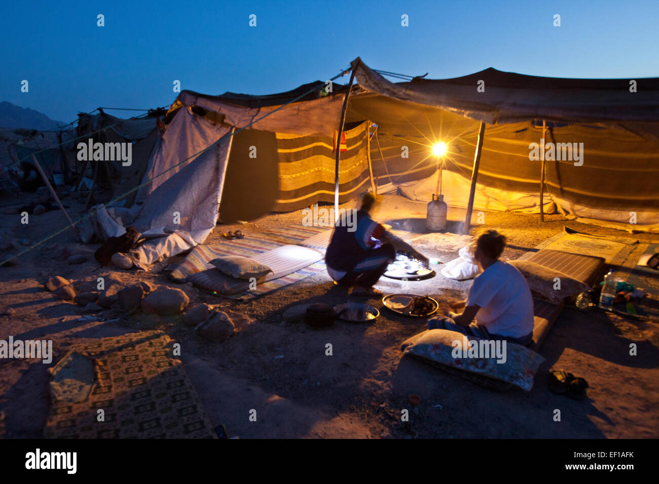 Les gens se détendre autour d'une tente Bedoiun Banque D'Images