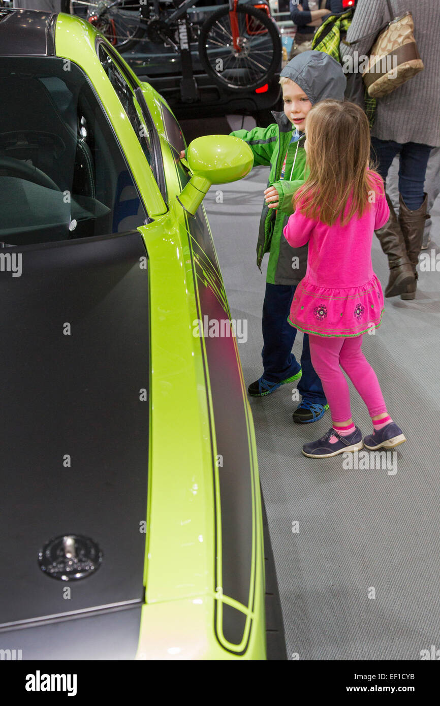 Detroit, Michigan - Enfants, regardez sur la Dodge Challenger au North American International Auto Show. Banque D'Images