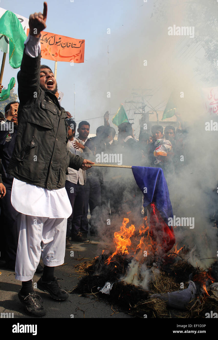 Des étudiants pakistanais (Pendjab Polytechnic Institute ) brûler une effigie de dessinateurs français au cours d'une manifestation contre les publications de caricatures blasphématoires dans le magazine français 'Charlie Hebdo' et montrant leur dévotion à copieux Saint prophète Mohammed (pssl) lors de manifestation de protestation. Des dizaines de milliers à travers l'Afghanistan, le Pakistan et le Cachemire indien à majorité musulmane sont descendus dans la rue pour le sud le plus grand des protestations contre revue satirique Charlie Hebdo sur la représentation la caricature du prophète Mahomet. © Rana Sajid Hussain/Pacific Press/Alamy Live News Banque D'Images