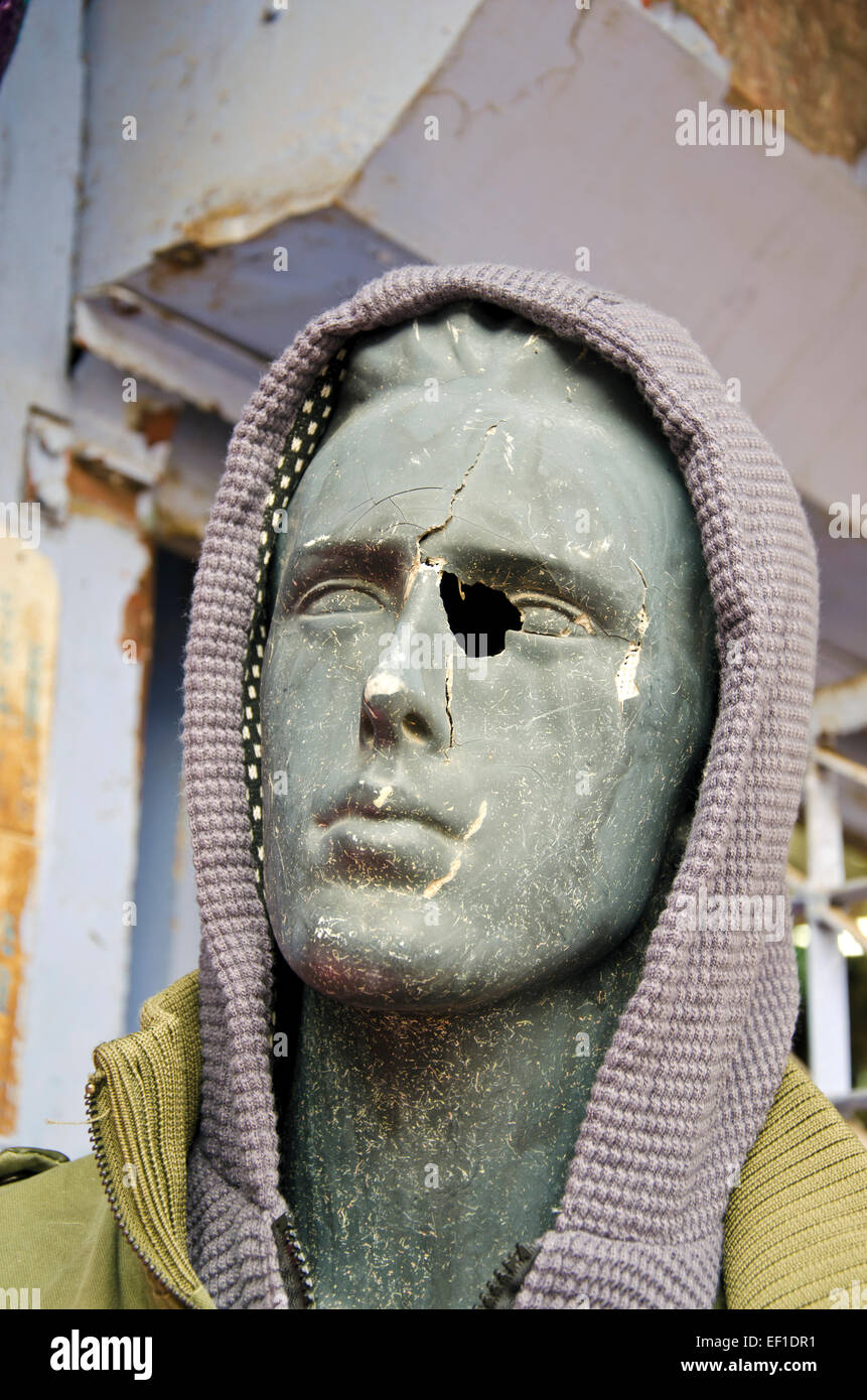 Mannequin ancien cassé avec châle à Katmandou, Népal rue ville Banque D'Images