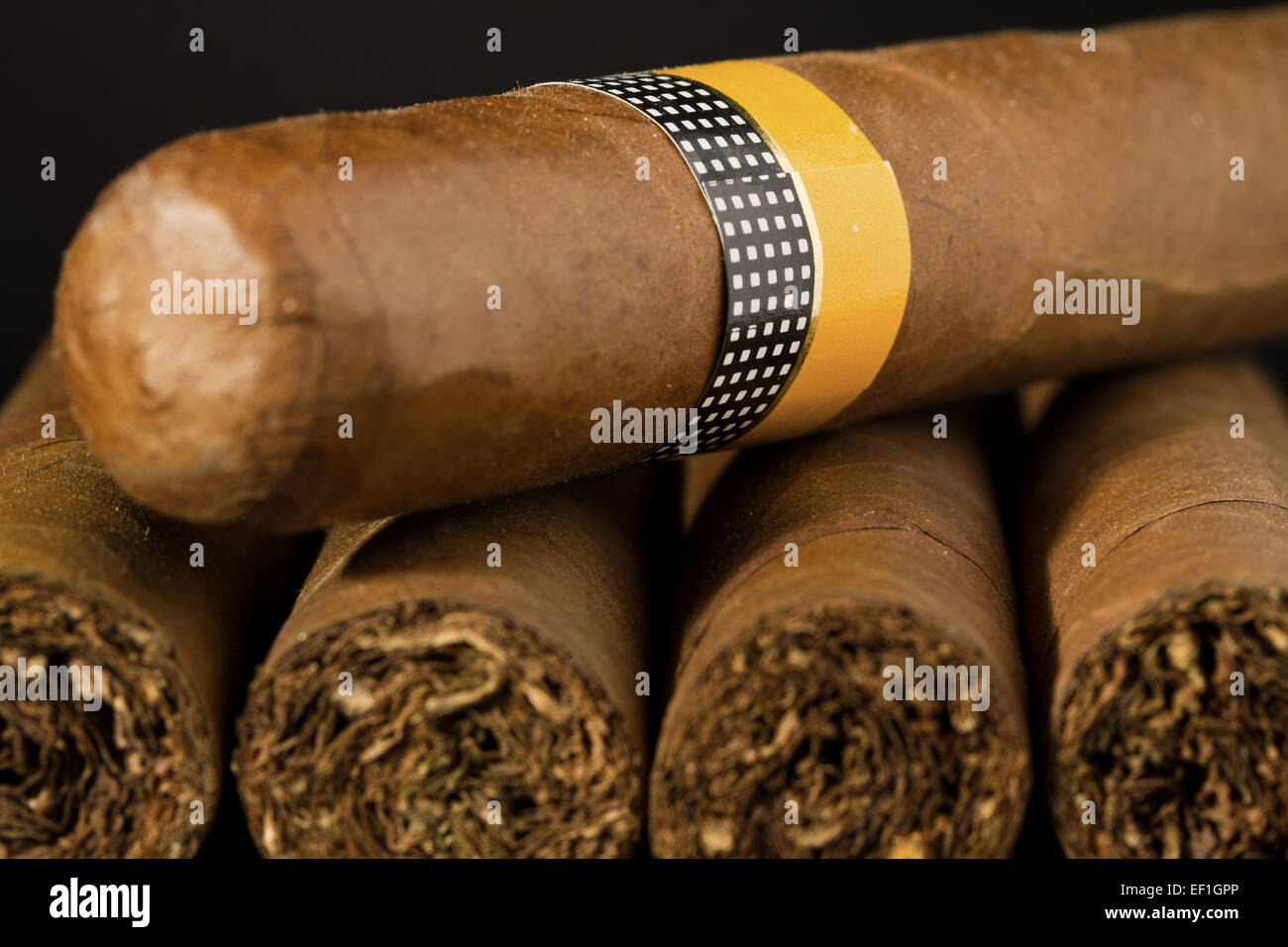 Une pile de cigares cubains exclusif sur fond noir. Banque D'Images