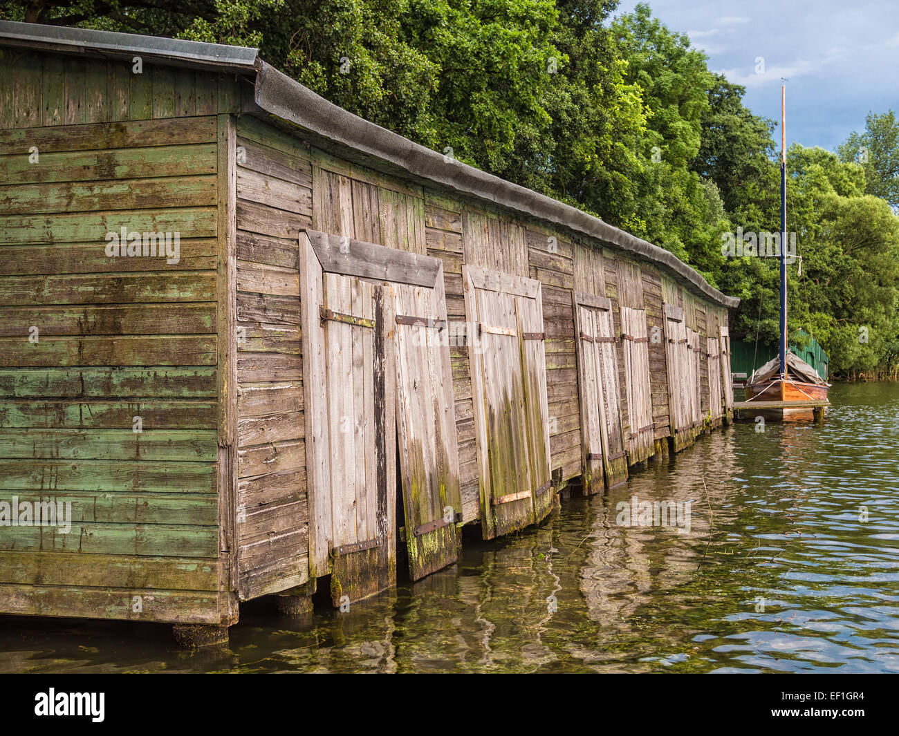 Un hangar à bateaux sur un lac. Banque D'Images