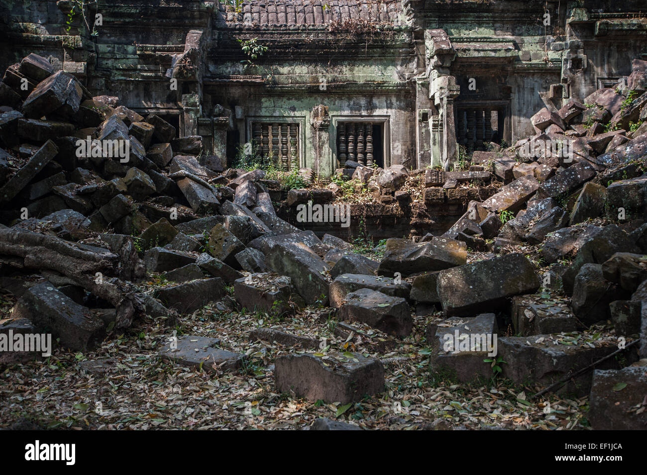Blocs de pierre tombés au temple en ruines Beng Mealea, 40 km à l'est du principal complexe d'Angkor Wat. Banque D'Images
