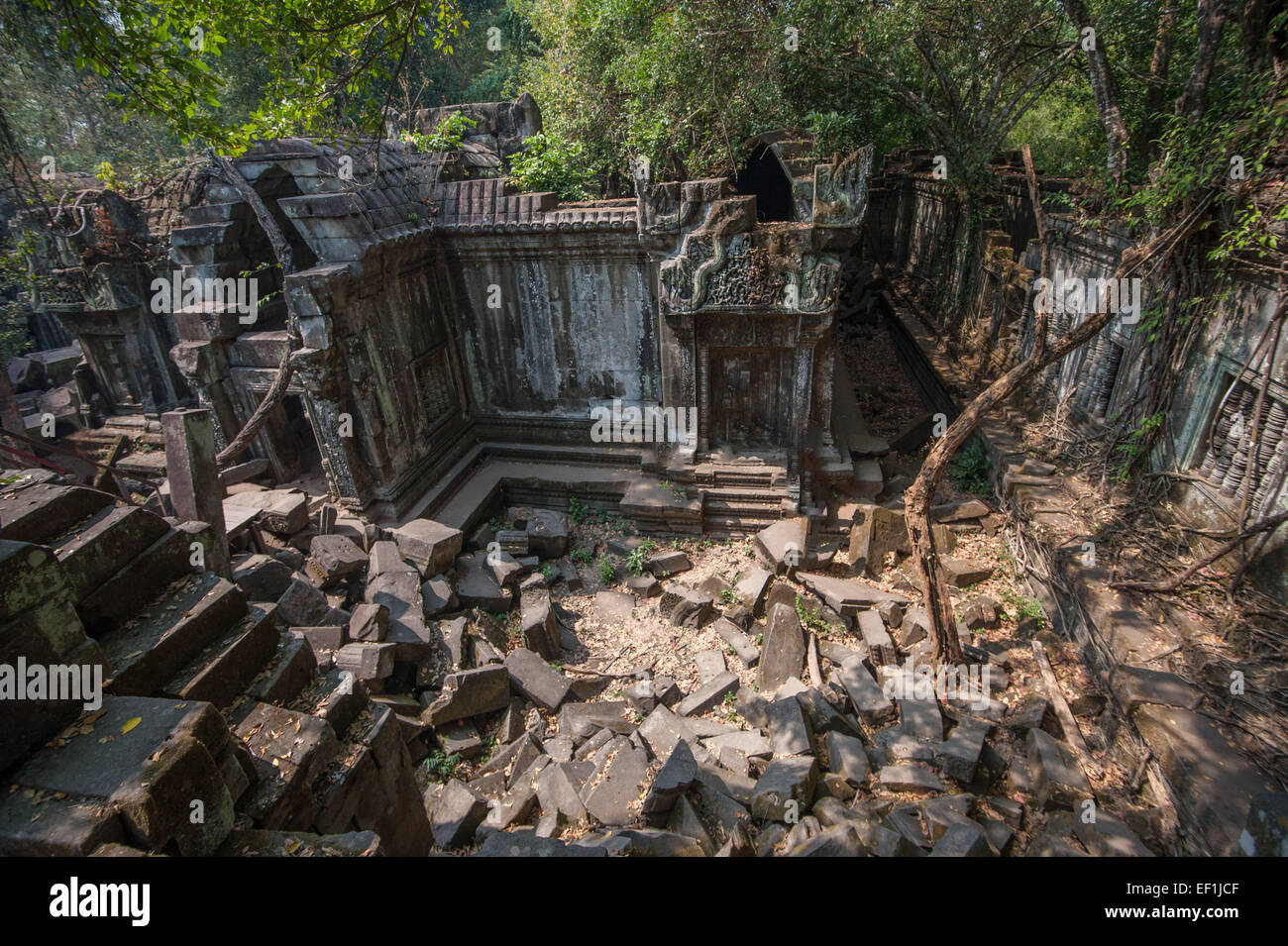 Cour de la Temple en ruines Beng Meala 40km à l'est du principal complexe d'Angkor Wat Banque D'Images