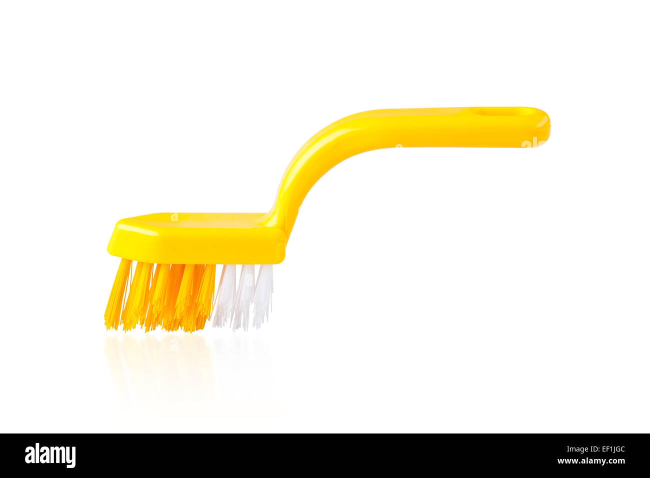 Brosse de nettoyage en plastique jaune sur fond blanc Banque D'Images