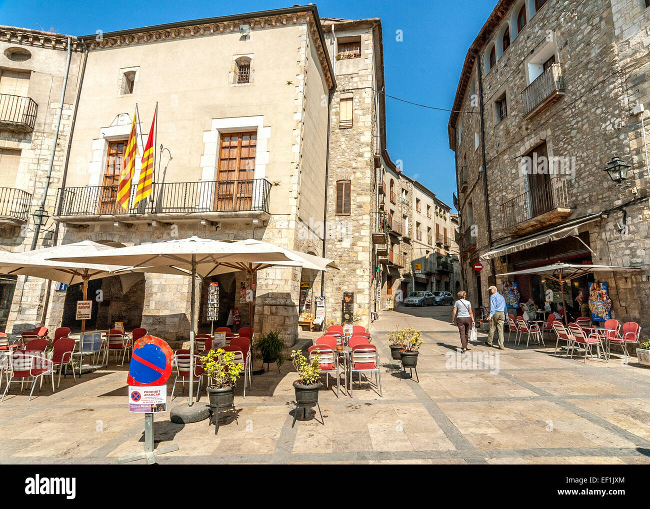 L Espagne La Catalogne Forteresse Medievale De Besalu Ville Une Petite Place Pavee Entouree De Maisons En Pierre Photo Stock Alamy