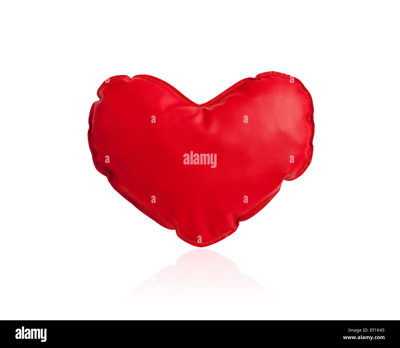 Coussin coeur rouge isolé sur fond blanc Banque D'Images
