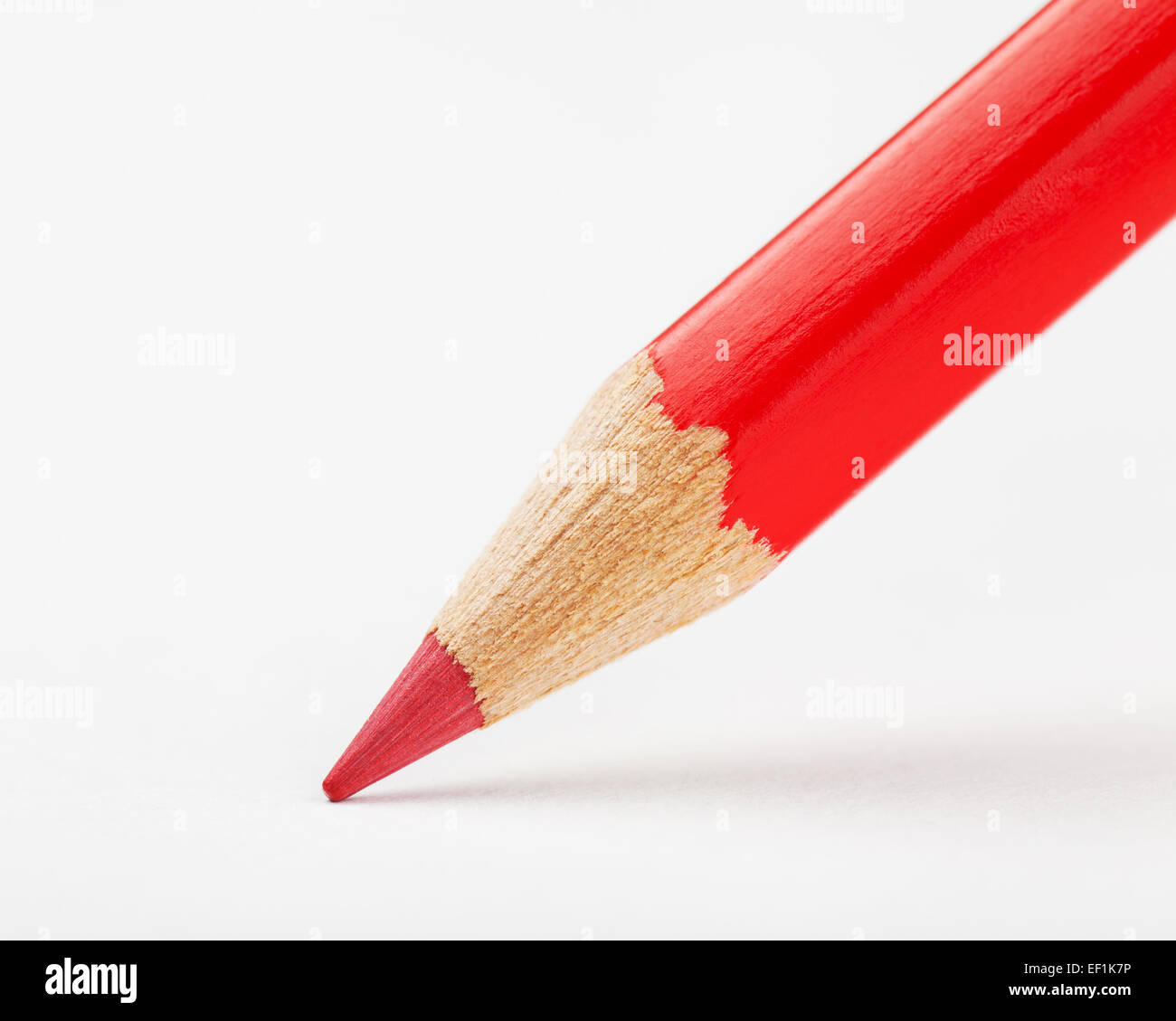 Crayon rouge dessine ou écrit sur la feuille de papier blanc Photo Stock -  Alamy