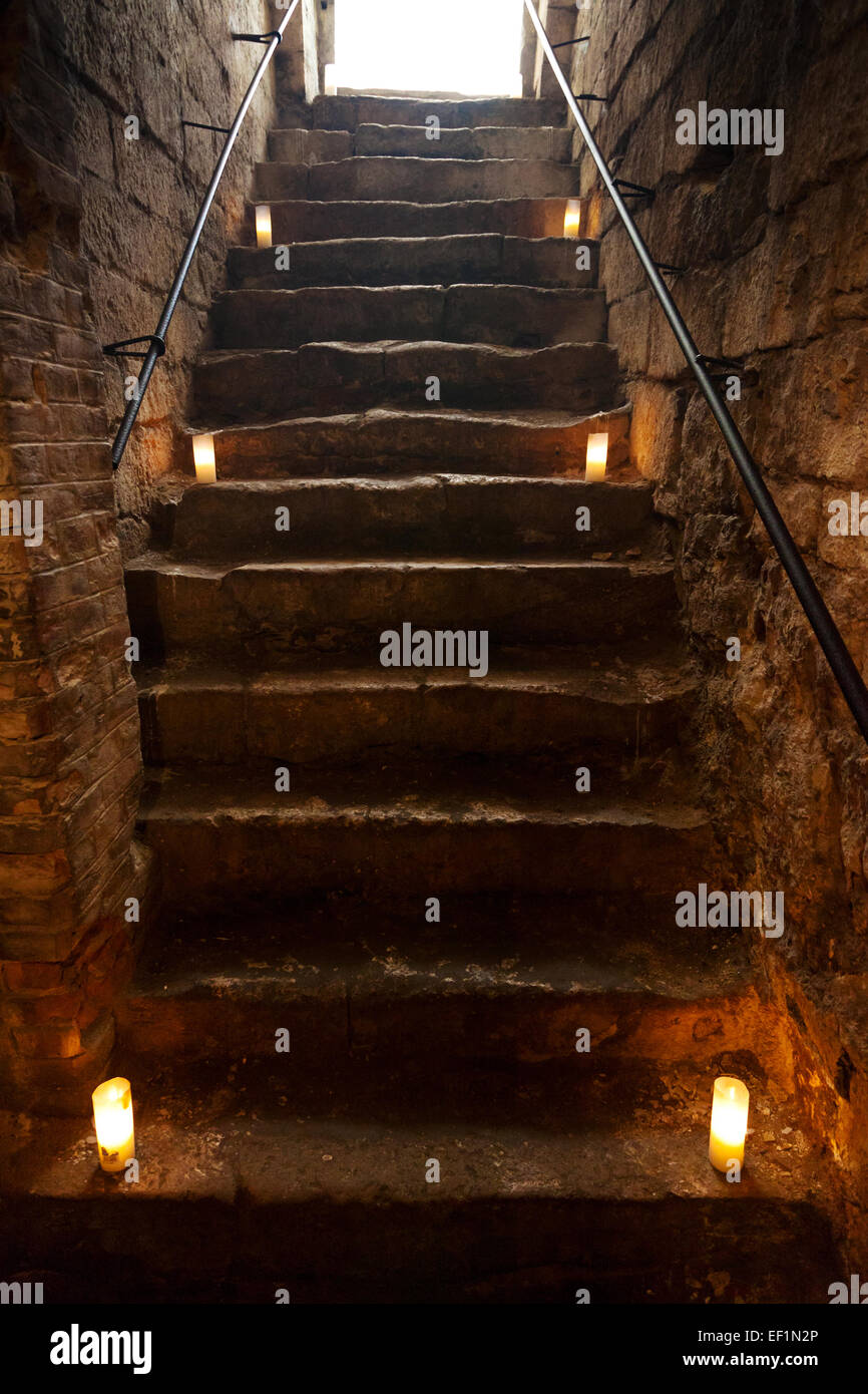 Spooky dungeon escaliers en pierre dans le vieux château Banque D'Images