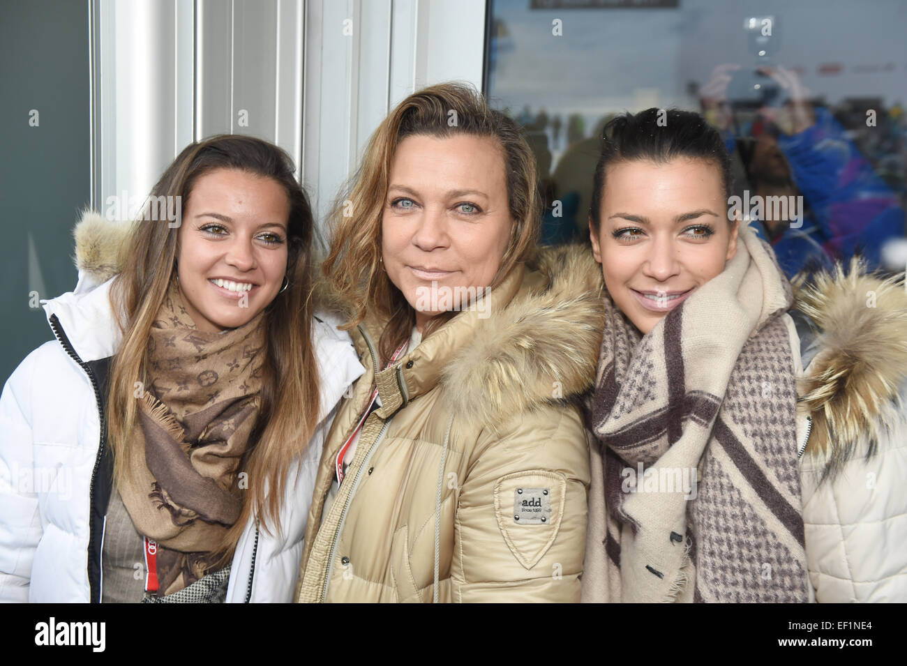 Kitzbuehl, Autriche. 24 Jan, 2015. Femme de la musicien folklorique Hansi Hinterseer Romana (C) et leurs filles Laura (L) et Jessica visiter la course du Hahnenkamm à Kitzbuehl, Autriche, 24 janvier 2015. À l'occasion de l'Assemblée Hahnenkamm-Race, des célébrités se retrouvent dans le célèbre Skiing-Capital. PHOTO : FELIX HOERHAGER/dpa/Alamy Live News Banque D'Images