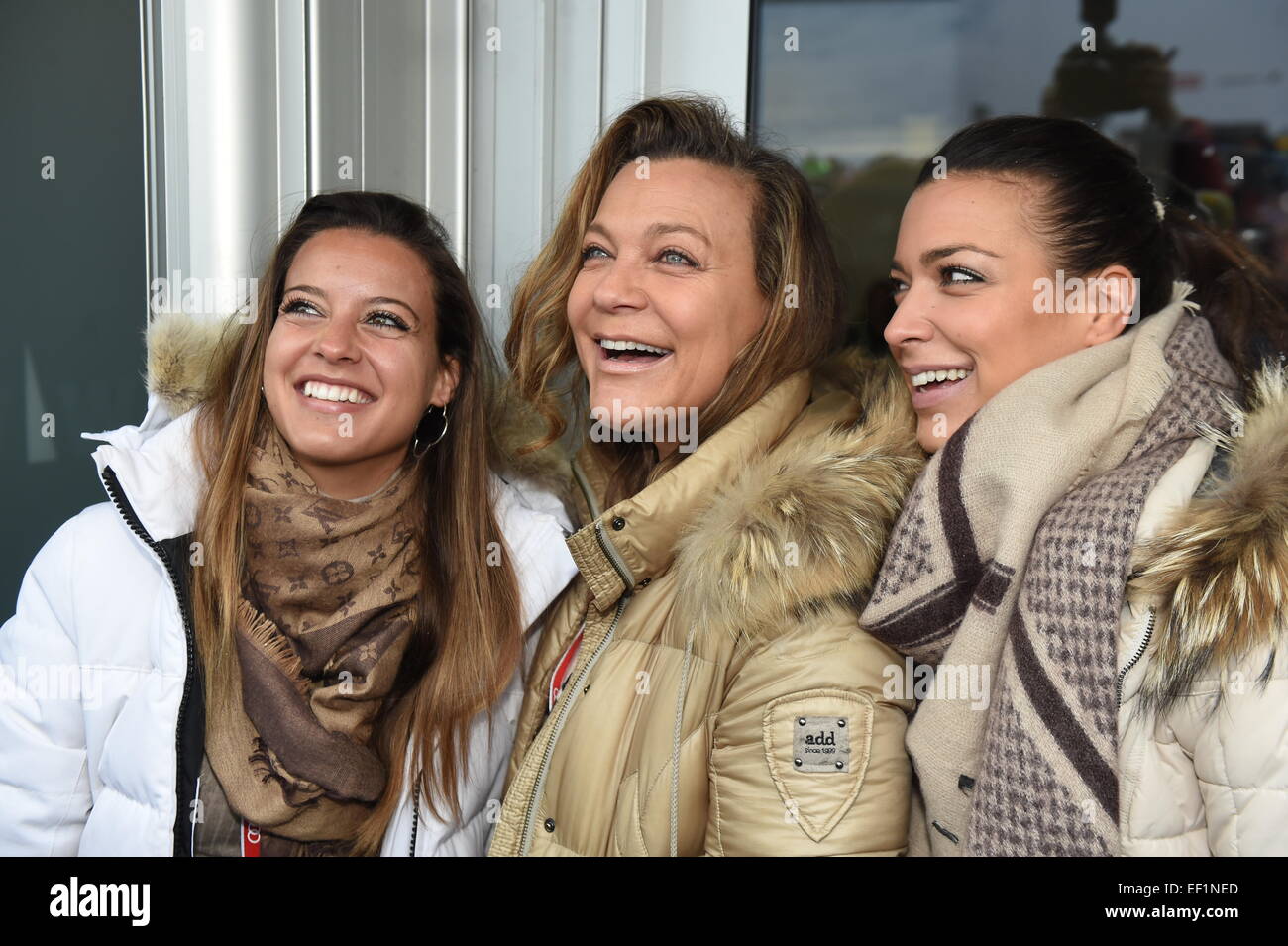 Kitzbuehl, Autriche. 24 Jan, 2015. Femme de la musicien folklorique Hansi Hinterseer Romana (C) et leurs filles Laura (L) et Jessica visiter la course du Hahnenkamm à Kitzbuehl, Autriche, 24 janvier 2015. À l'occasion de l'Assemblée Hahnenkamm-Race, des célébrités se retrouvent dans le célèbre Skiing-Capital. PHOTO : FELIX HOERHAGER/dpa/Alamy Live News Banque D'Images