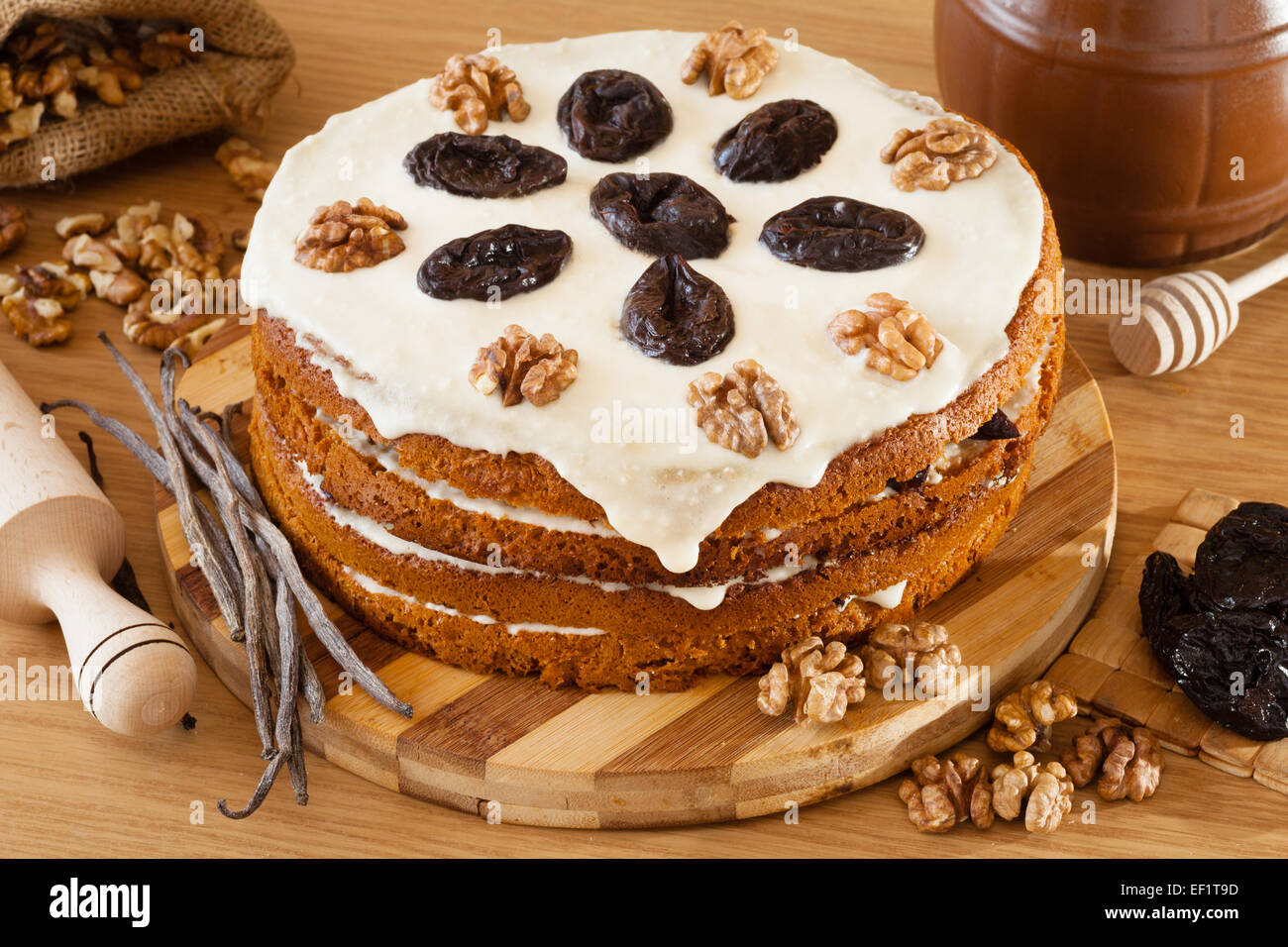 Gâteau au miel avec prune et de noix sur une table de cuisine Banque D'Images