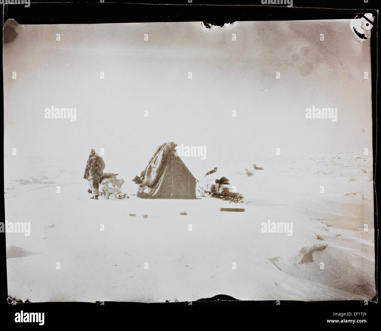 Un camp mis en place dans la glace de dérive lors de la 2e expédition du Fram en 1898/1899. Cette exploration polaire norvégienne, dirigée par Otto Sverdrup, s’est déroulée dans les territoires nordiques du Canada, y compris le Nunavut. Banque D'Images