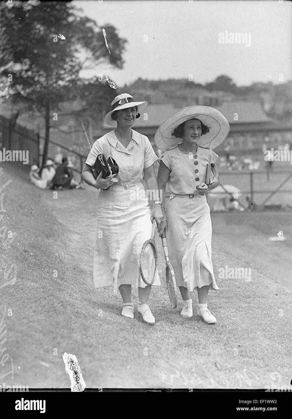 Cette image des années 1930 montre des joueuses de tennis féminines de Sydney, en Nouvelle-Galles du Sud, capturée par le photographe Sam Hood. Les joueuses représentent la participation des femmes aux sports au début du XXe siècle. Banque D'Images