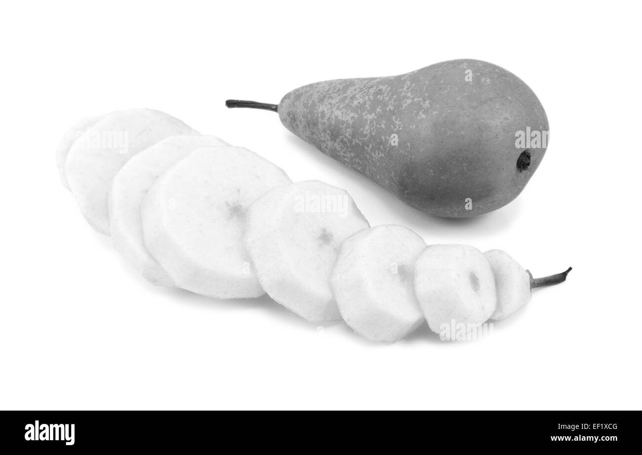 Deux poires Conférence - un ensemble, l'autre pelées et tranchées - isolé sur fond blanc - traitement monochrome Banque D'Images