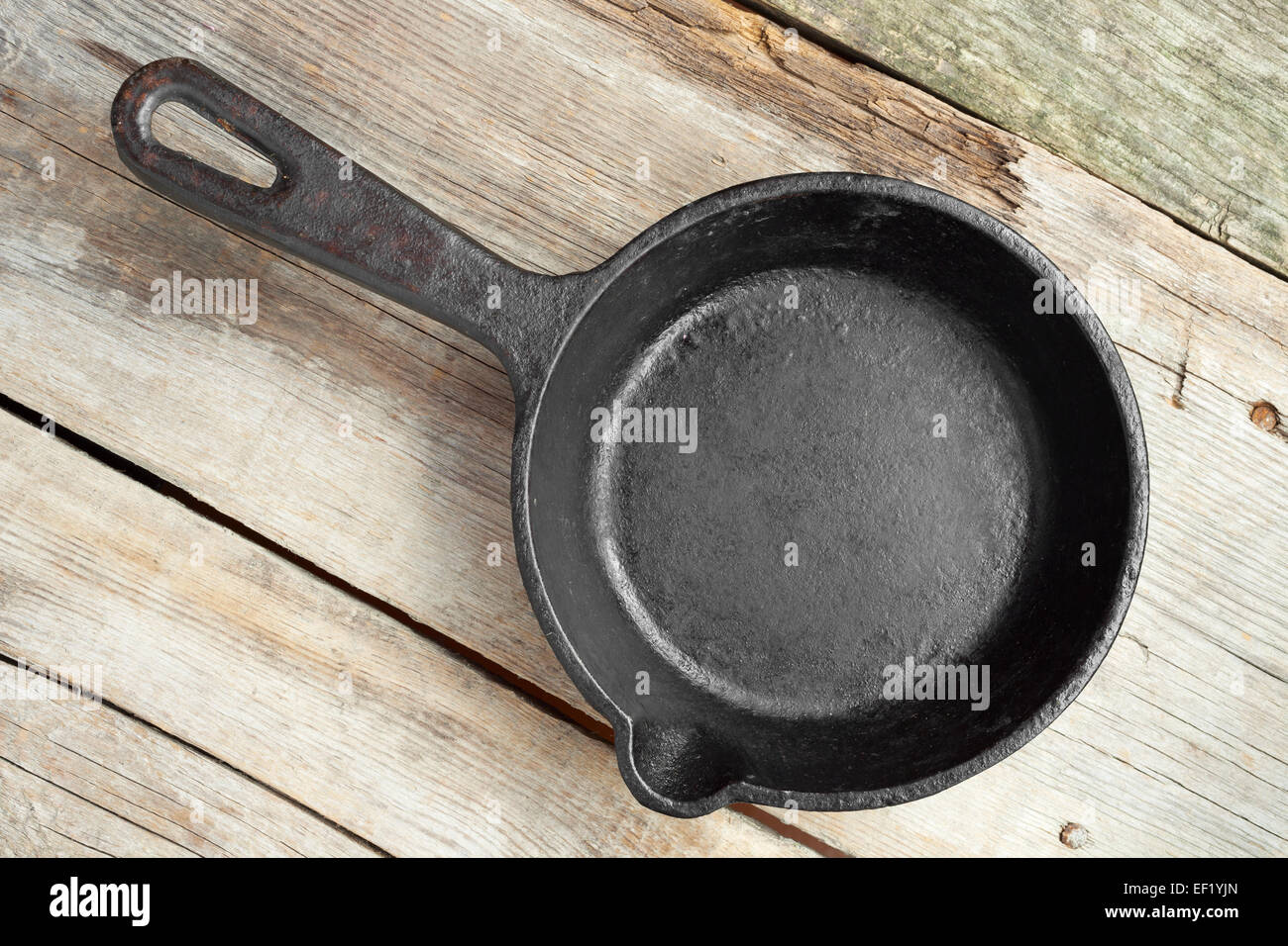 Poêle ancien en bois sur la table rustique, vue du dessus Banque D'Images