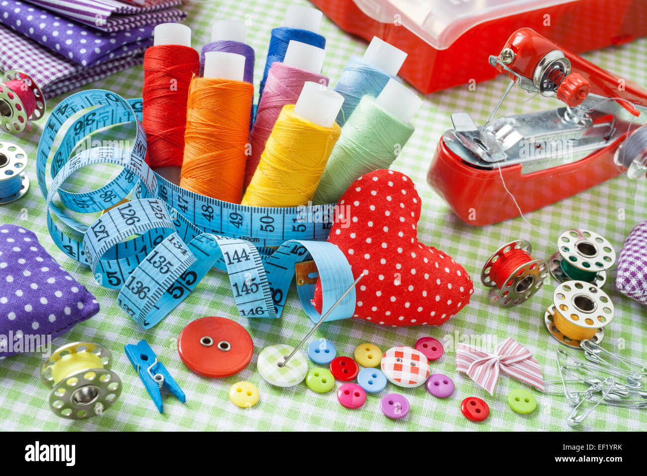 Articles sur mesure : bobines de fil de couleur, des boutons, tissus, ruban à mesurer, pincushion, petite machine à coudre et ruban à mesurer Banque D'Images