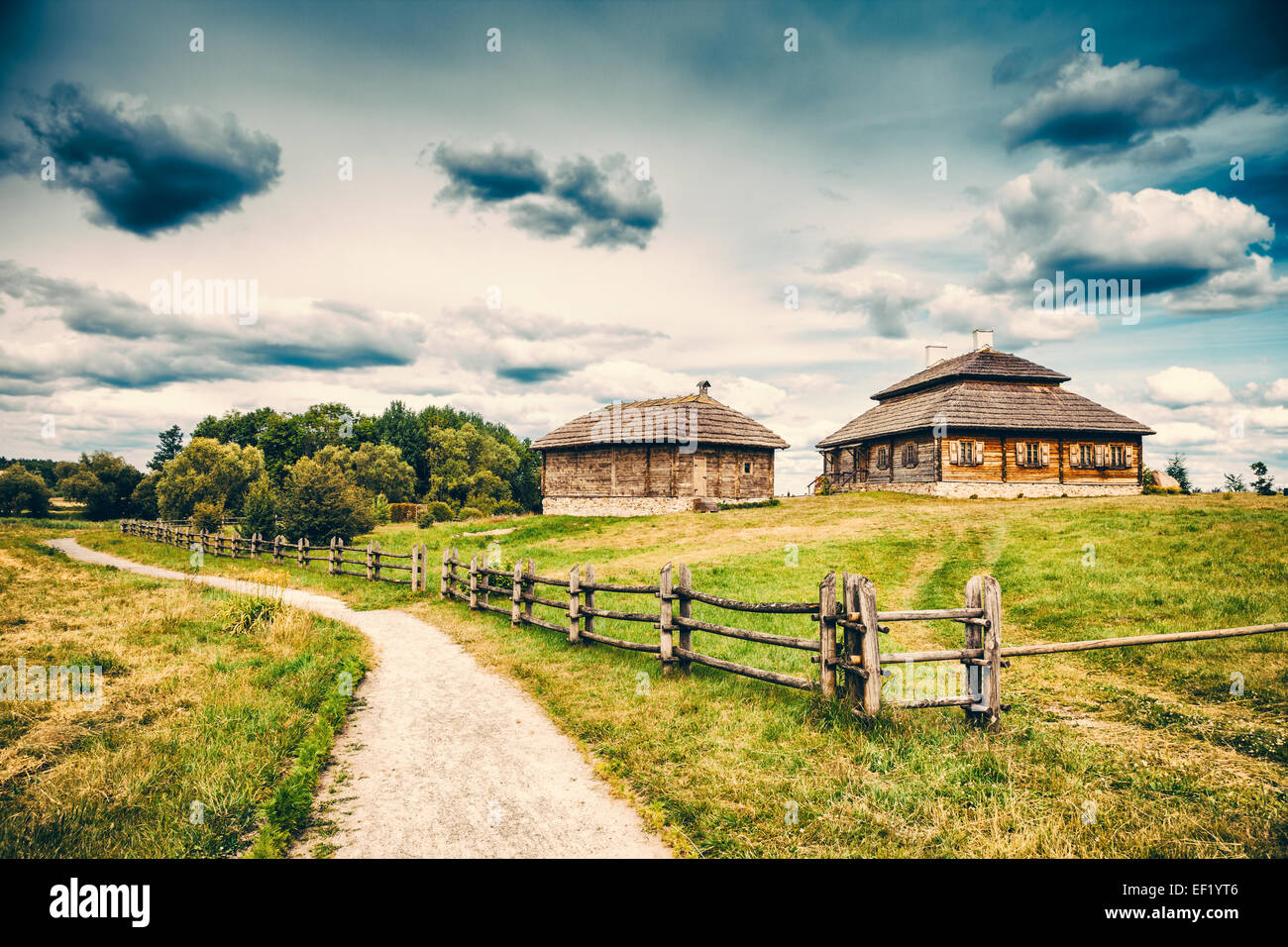 Belle maison rurale ethno sur paysage Banque D'Images