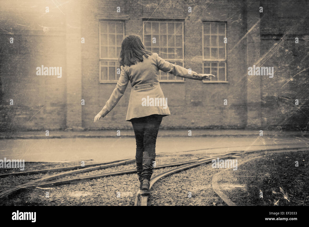 Fille qui marche sur le chemin de fer, stylisé rétro en noir et blanc photo Banque D'Images