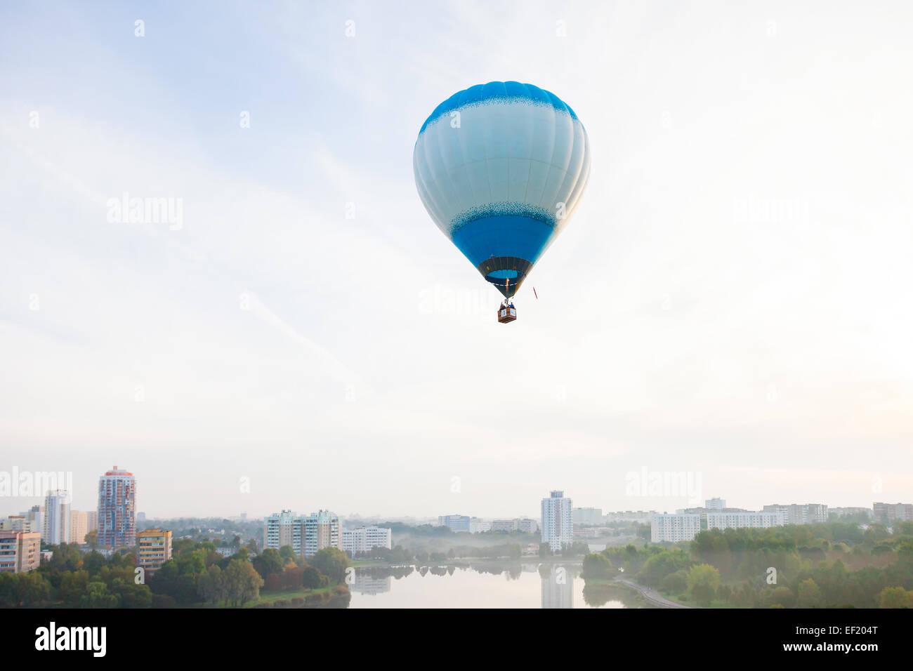 Hot air ballon survolant ville Banque D'Images