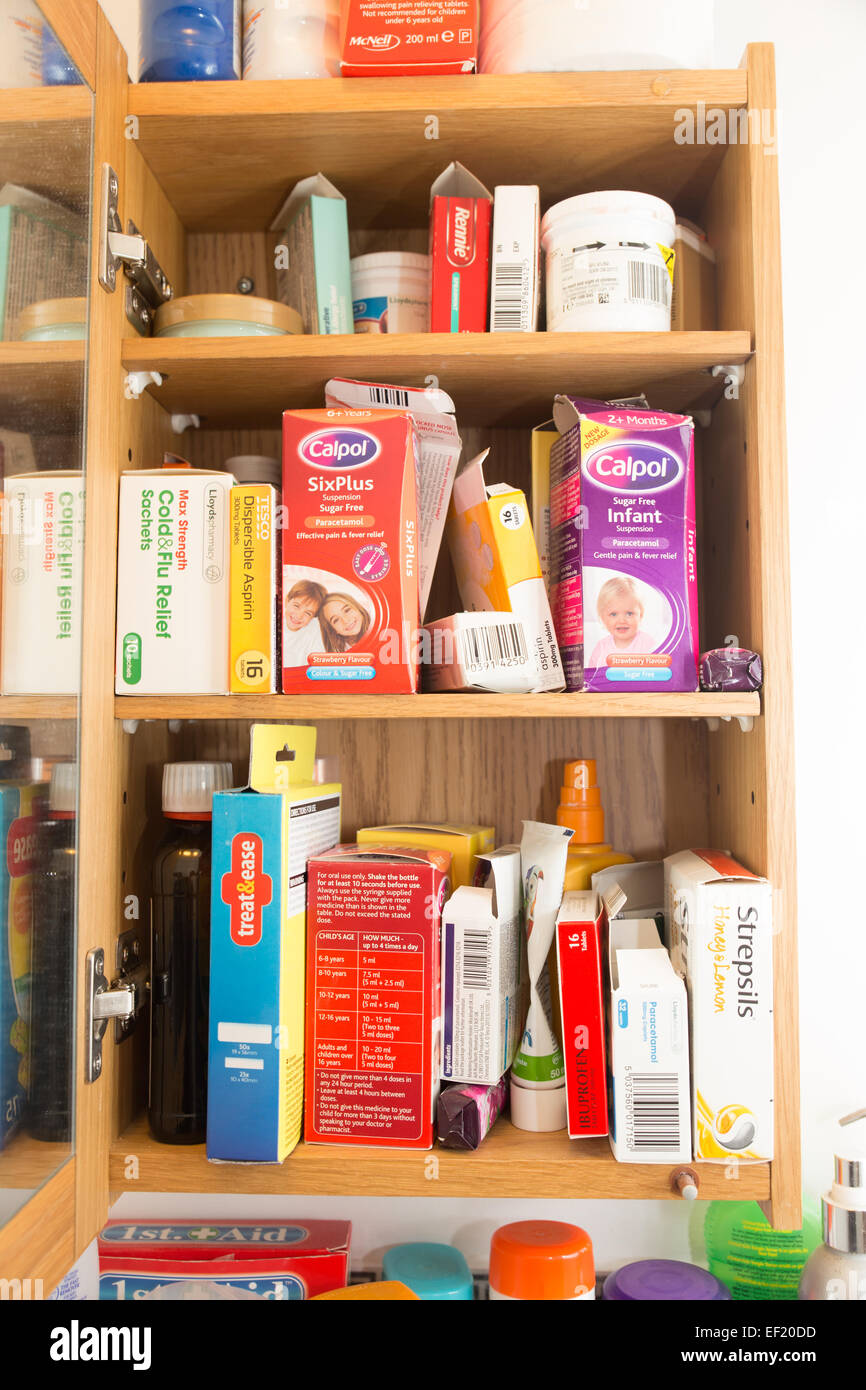 Vue d'une armoire à pharmacie ouverte dans une salle de bains. Banque D'Images